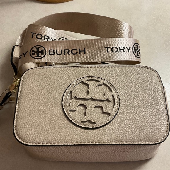 NO BRAND. It is a dupe of designer bag. Cream Crossbody Bag - Picture 2 of 6